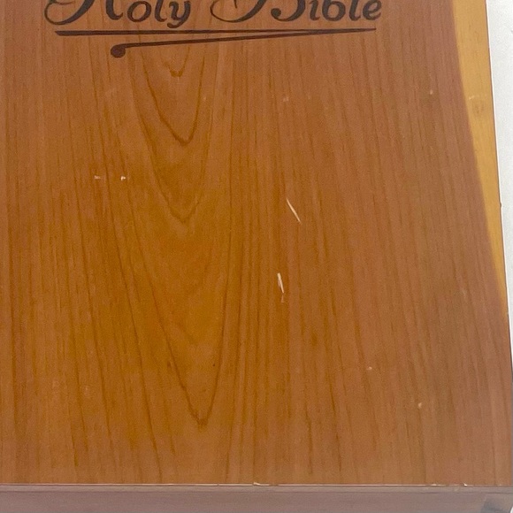 Wooden Box with Illustrated Holy Bible and Jesus Portrait - Picture 9 of 9